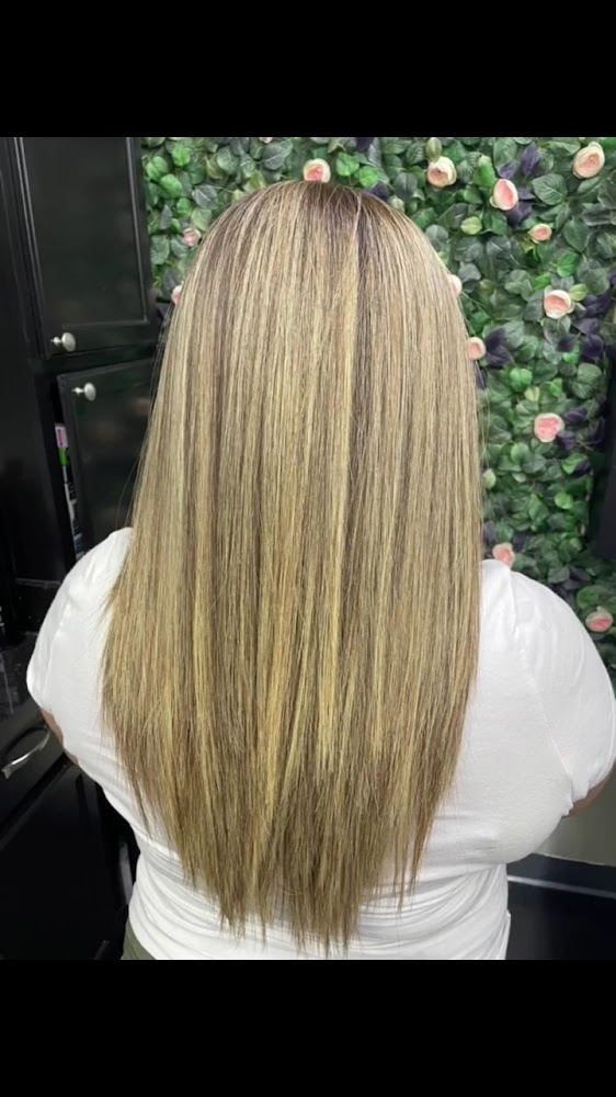 Nahomy's beauty salon y barber shop view 4