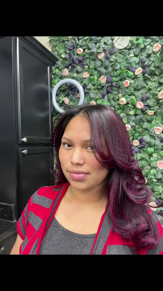 Nahomy's beauty salon y barber shop view 5