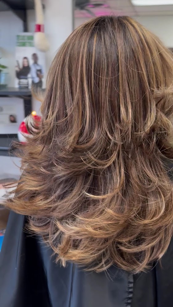2000 Cuts Salon view 3