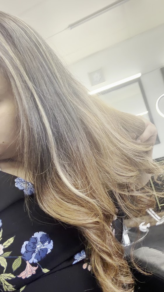 Divino’s Hair Salon view 3