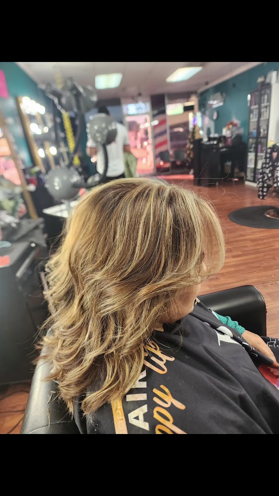Beauty & Razors Salon view 2