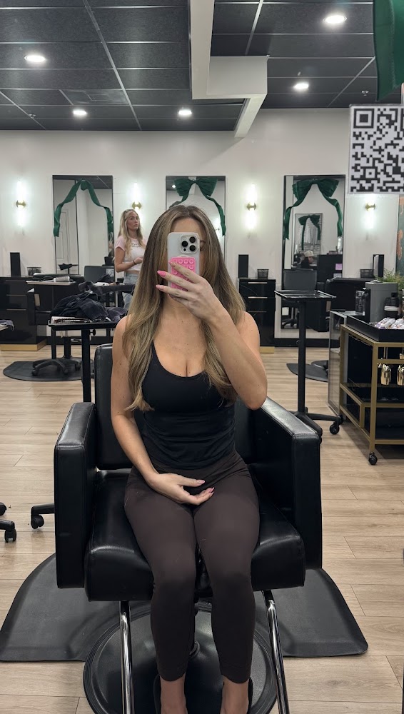 Blondetourage Salon view 4