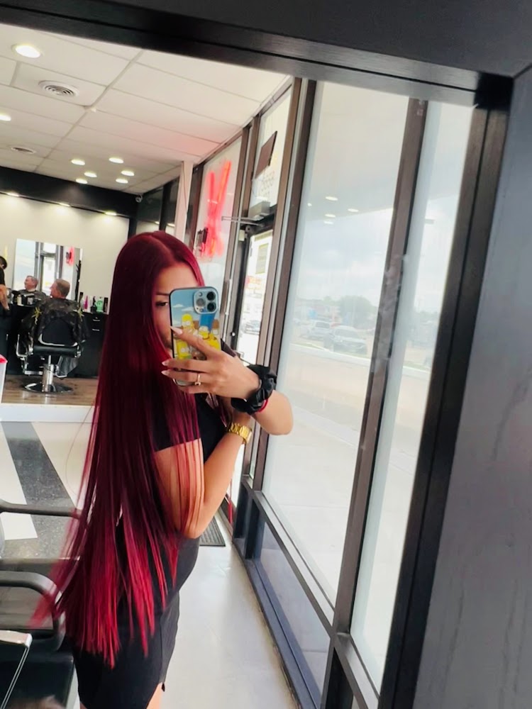 B&E Hair Salon「 Estilista y Barbero Cubanos 」 view 4