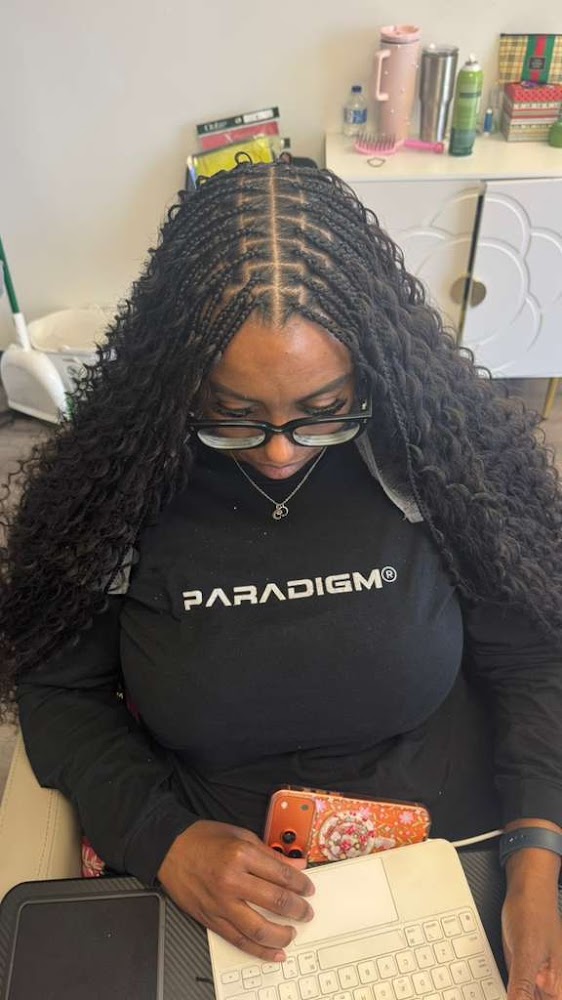 GoldenHand Braids salon view 3
