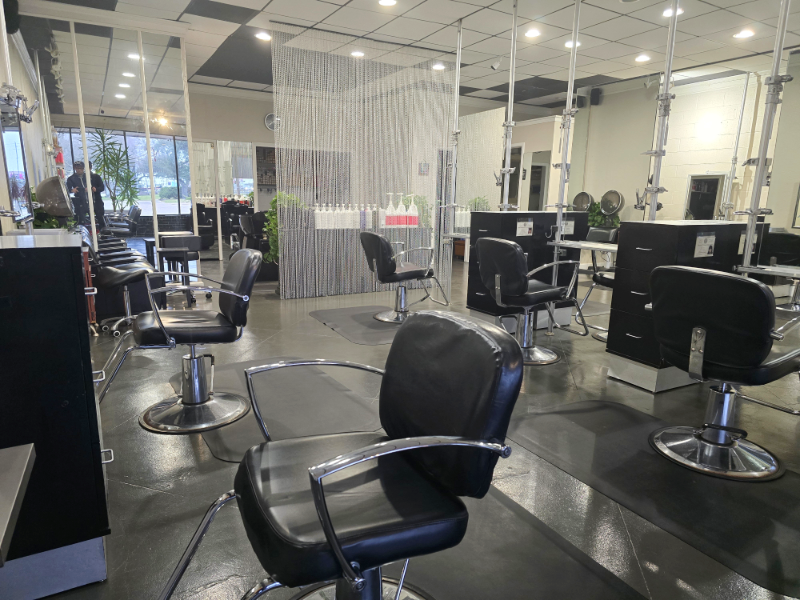 Salon Vivid view 4