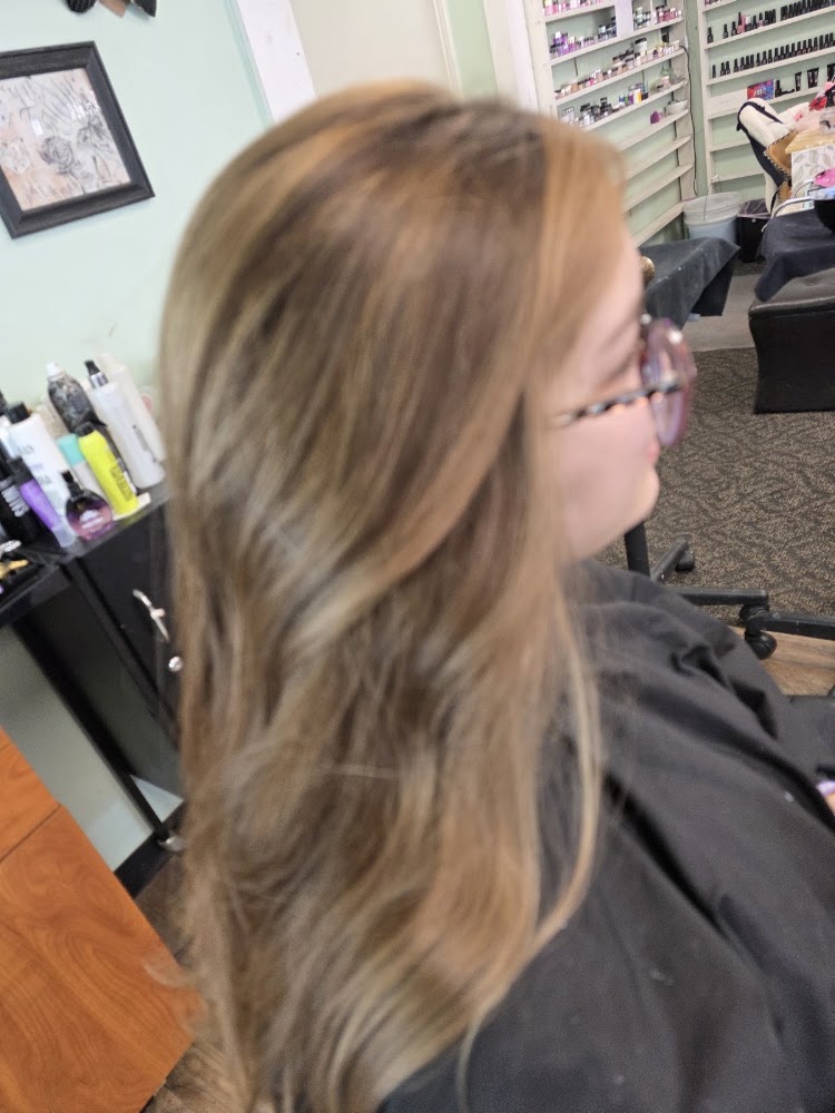Mercedes Salon primary photo