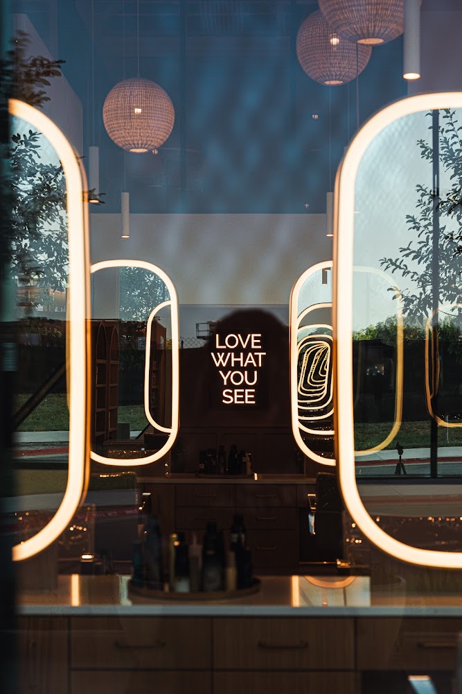 Mirror Mirror Salon - The Grove view 3
