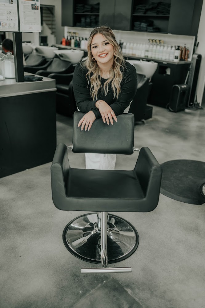 Salon Avenue view 4