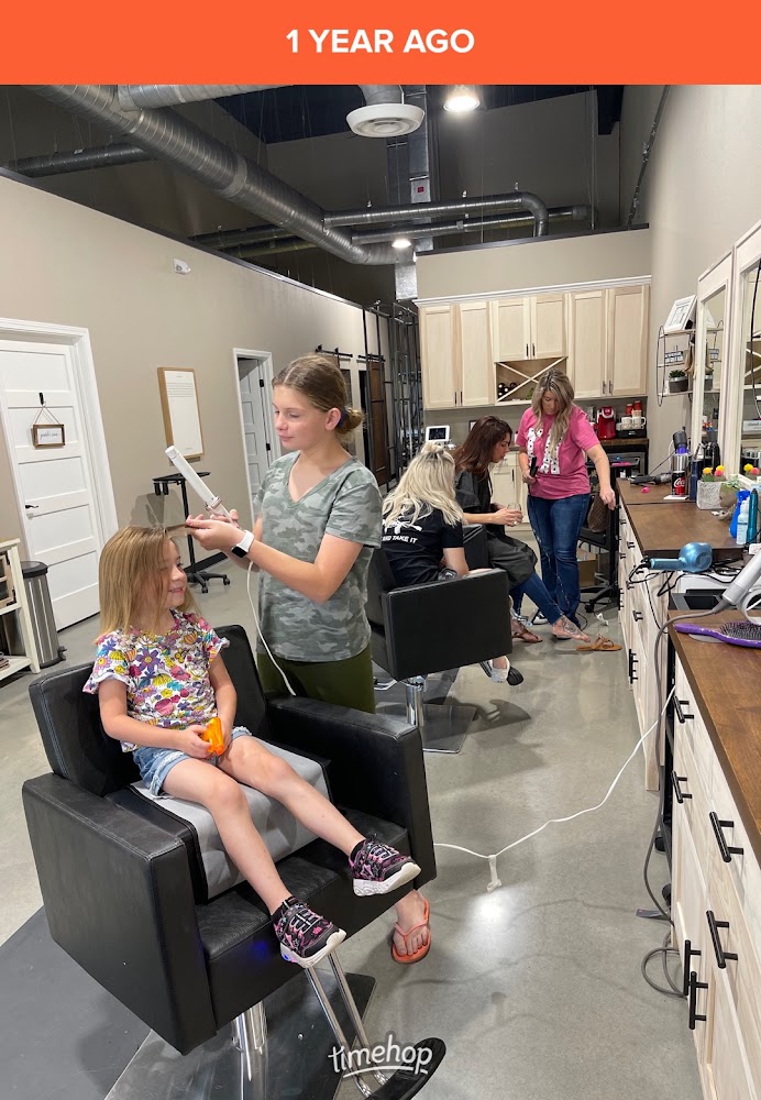 Southern Tangles Salon view 2