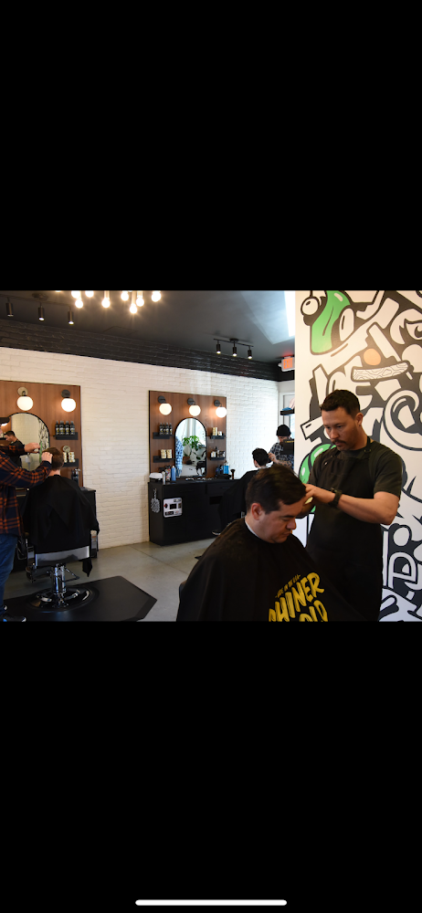 Deleon Barber
