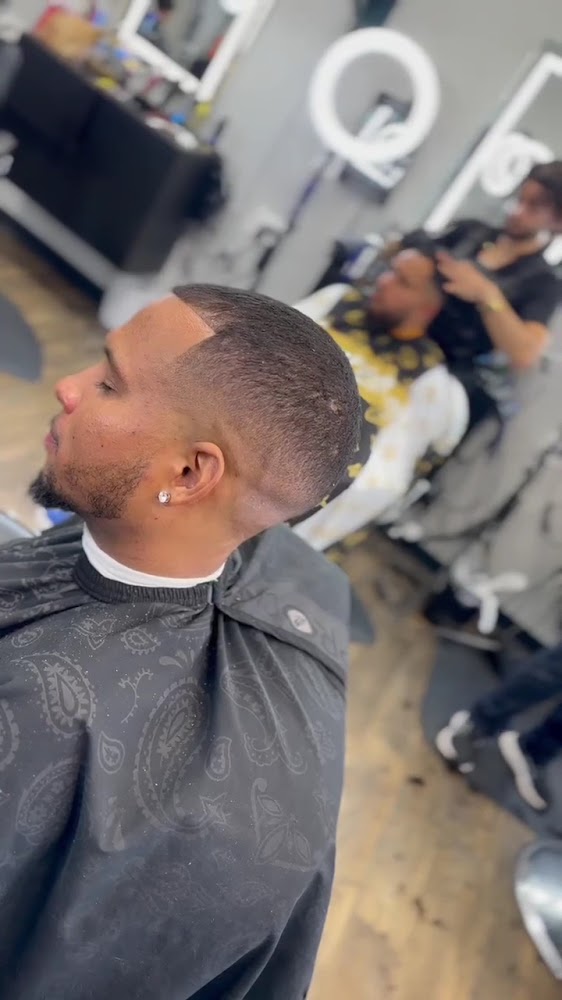 KLIPT BARBER LOUNGE view 5