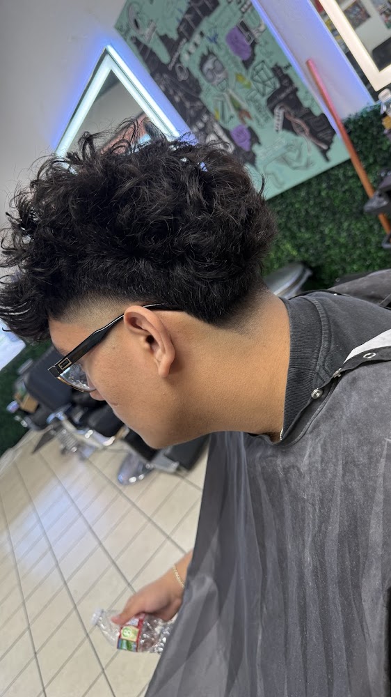 Pros Barbershop- Fades and shaves view 3