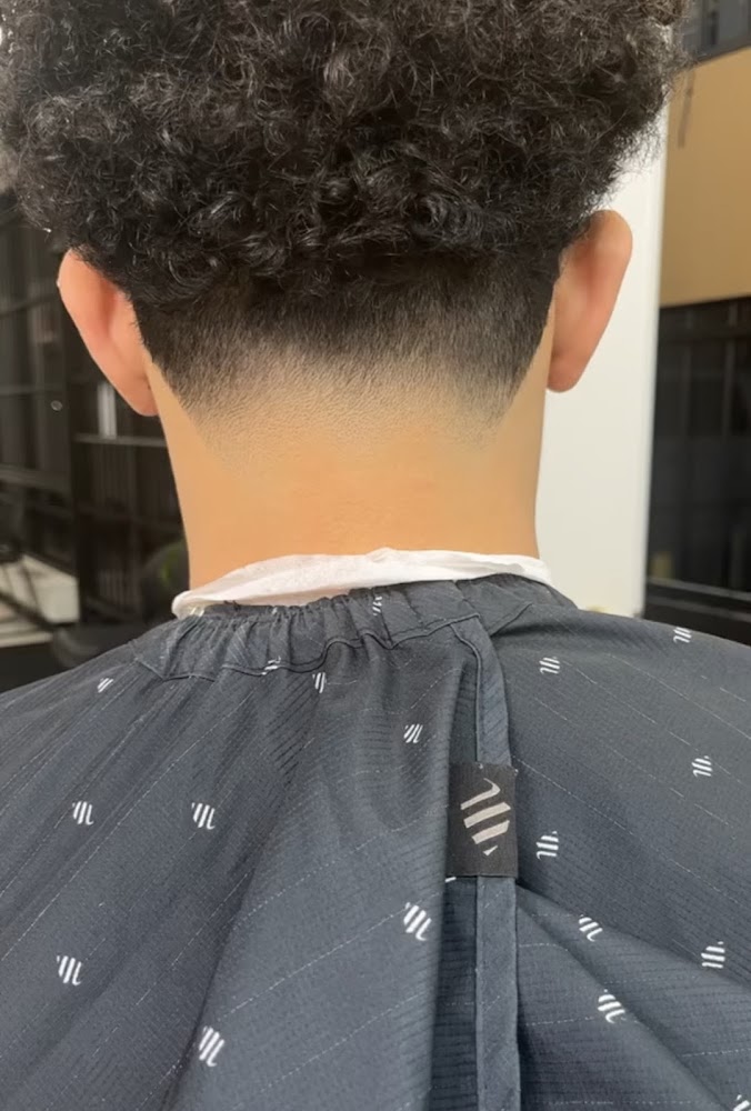 Reyzorfadez barbershop view 2