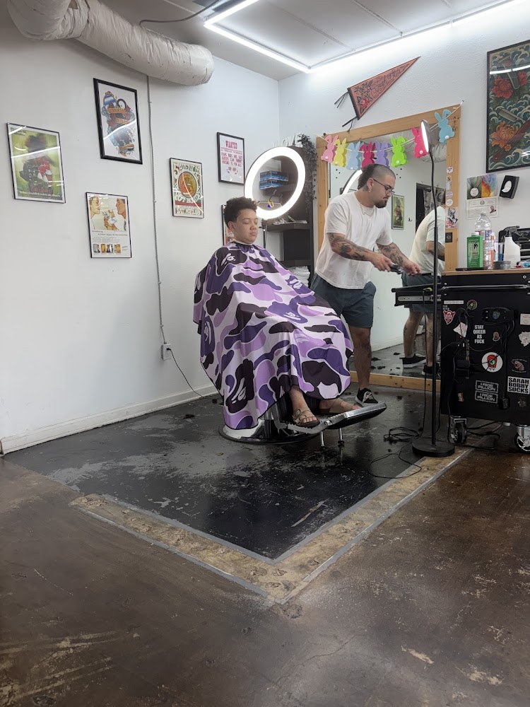 Smokin’ Mirrors Barbershop view 4