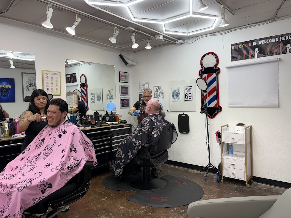 Smokin’ Mirrors Barbershop view 5