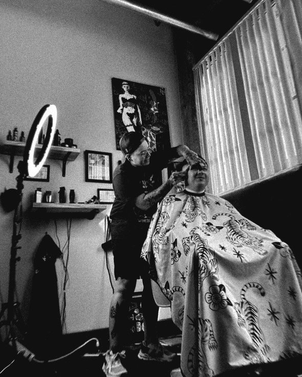 HellRazr Barber Studio view 2