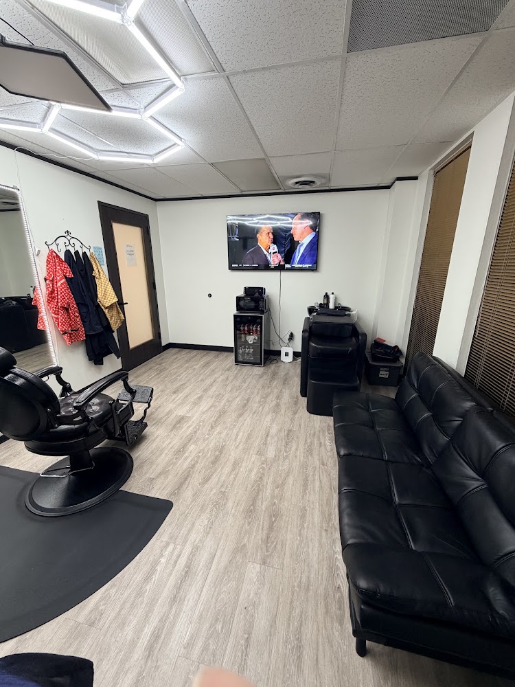 KrispyKutzinc Barbershop / Houston - Willowbrook view 3