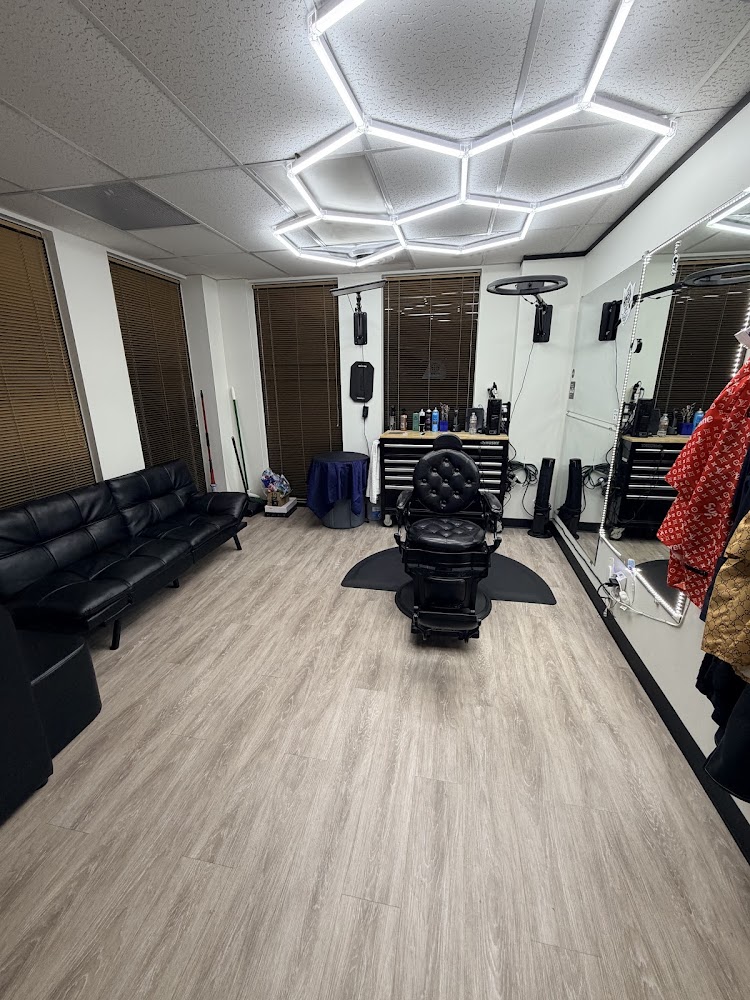 KrispyKutzinc Barbershop / Houston - Willowbrook view 5