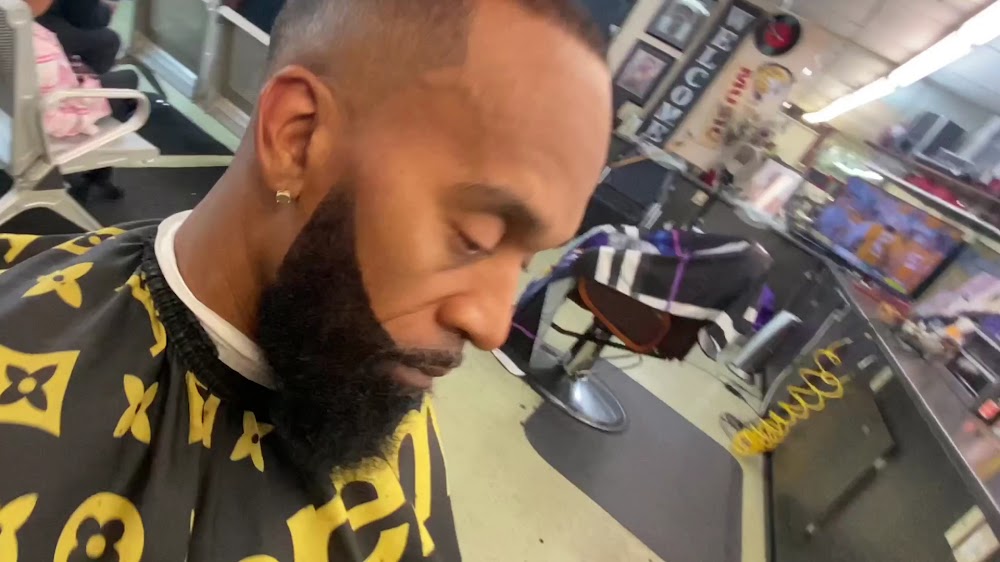 Clipperholics Barber Studio view 4