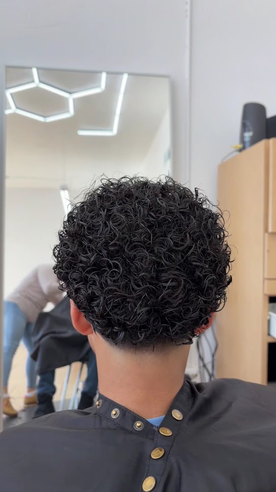 Caprichos Salón & Barbershop view 2