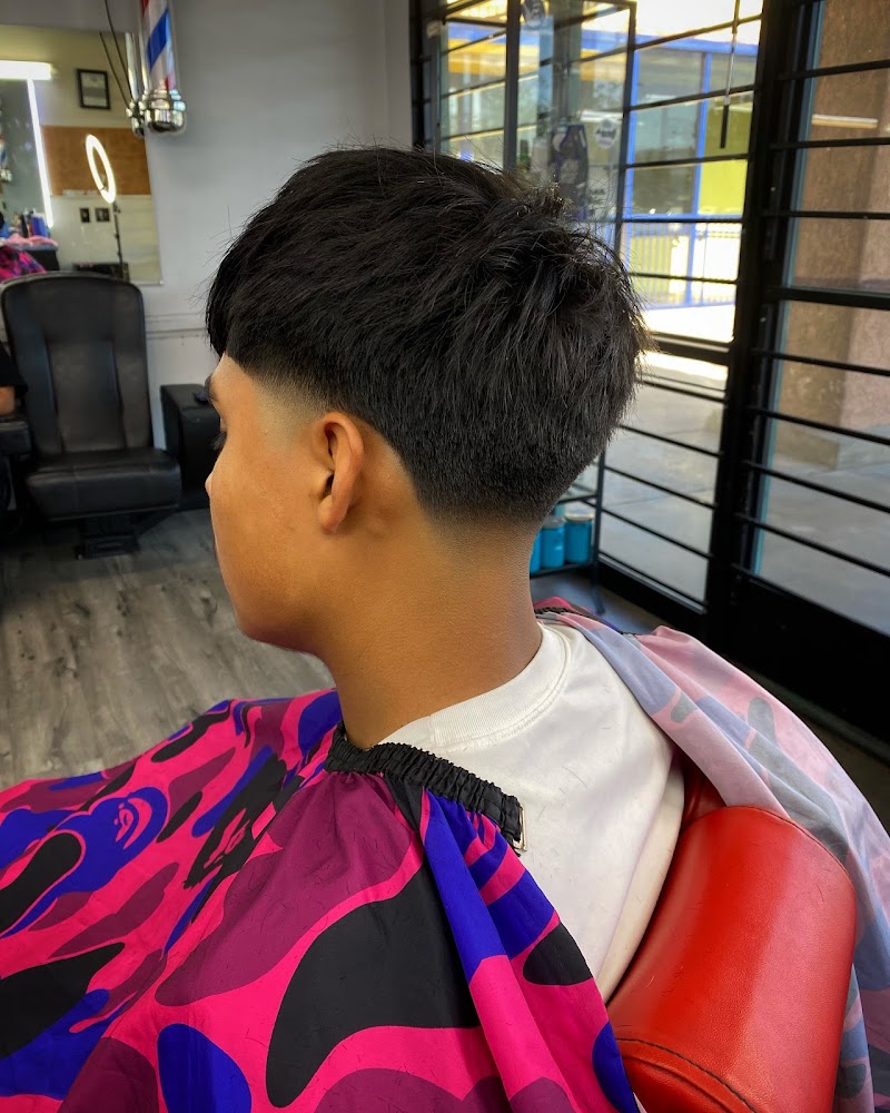Cortes Finos Barbershop view 4