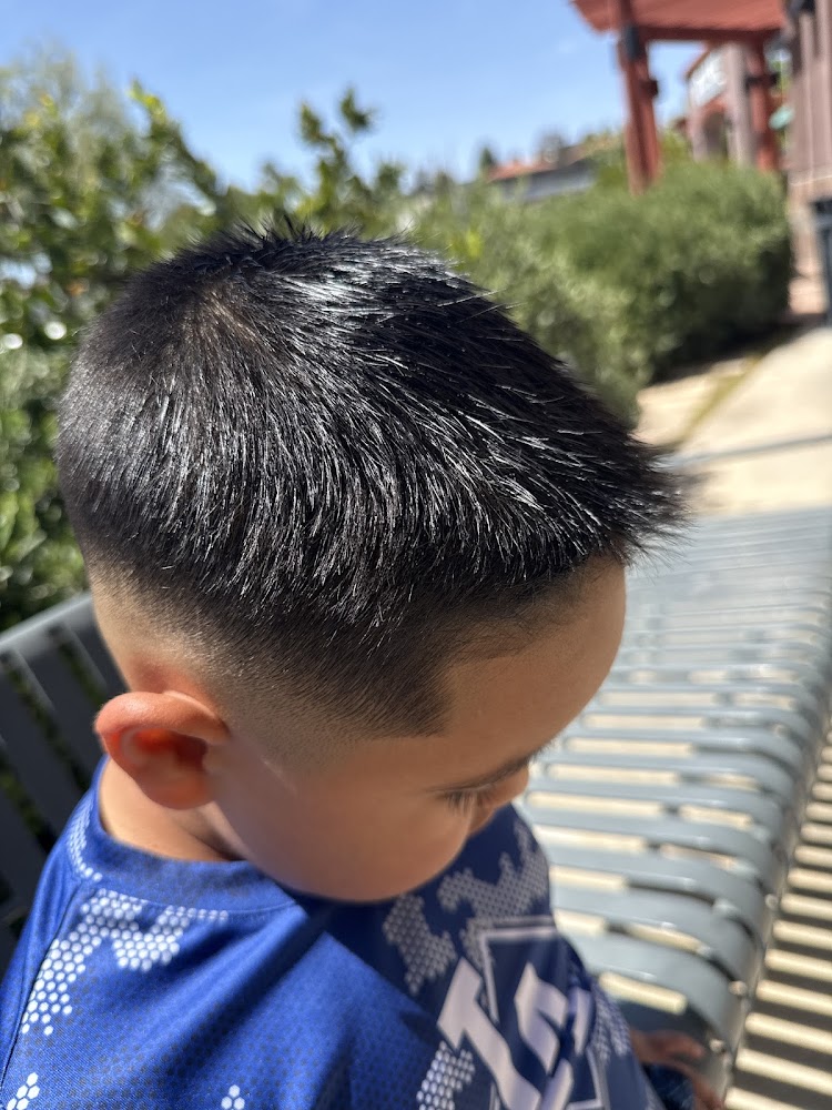 Gentlemen's League Barbershop - Newhall Ranch Rd view 4