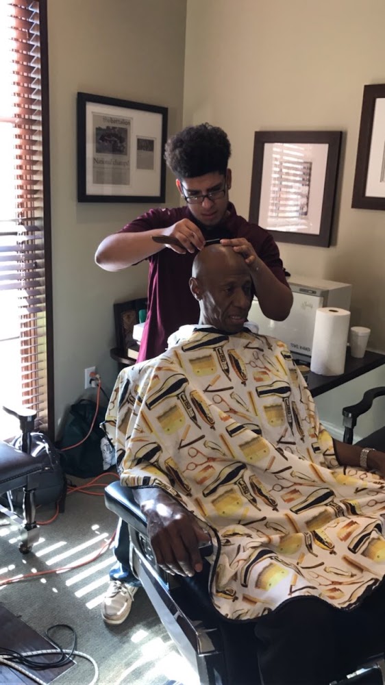 GoldStar Barber Studio-University view 5