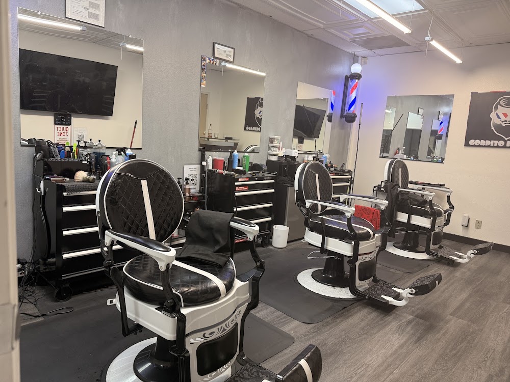 Gordito Peinado Barbershop Haircuts Beards Shaves Color view 3