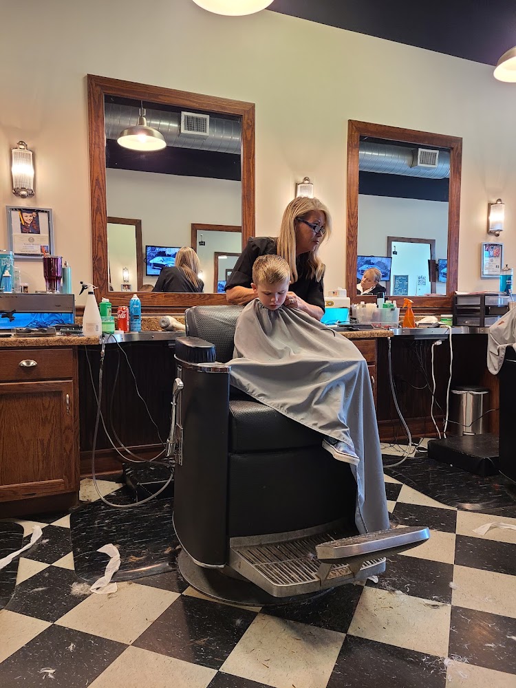 Lynn's Barber Shop view 2