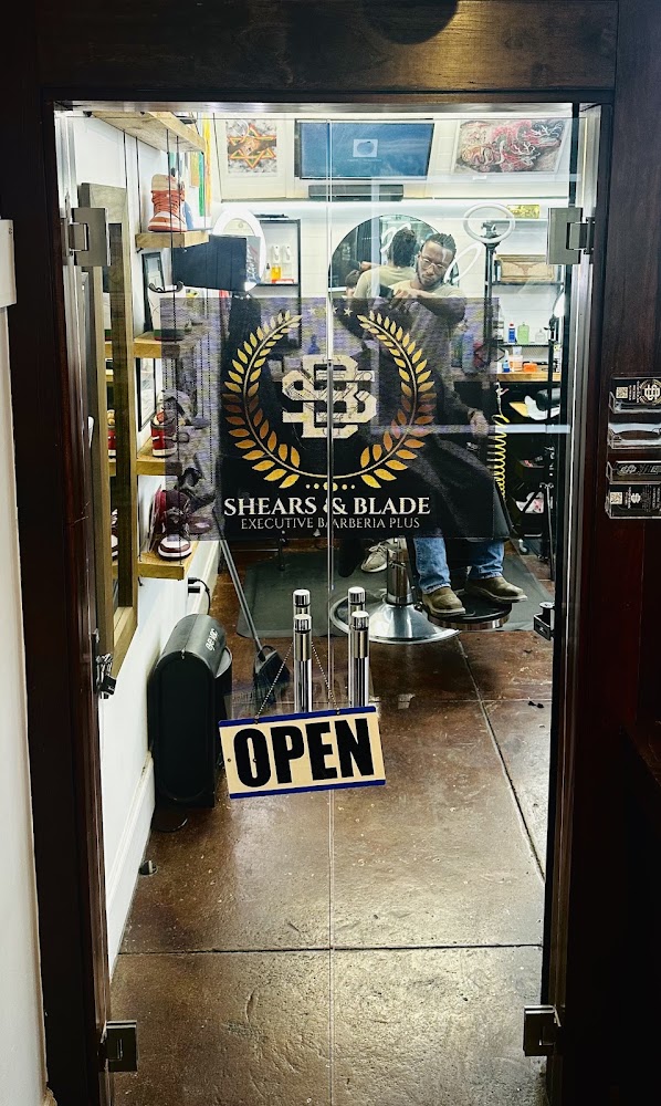 Shears & Blade Executive Barberia view 4