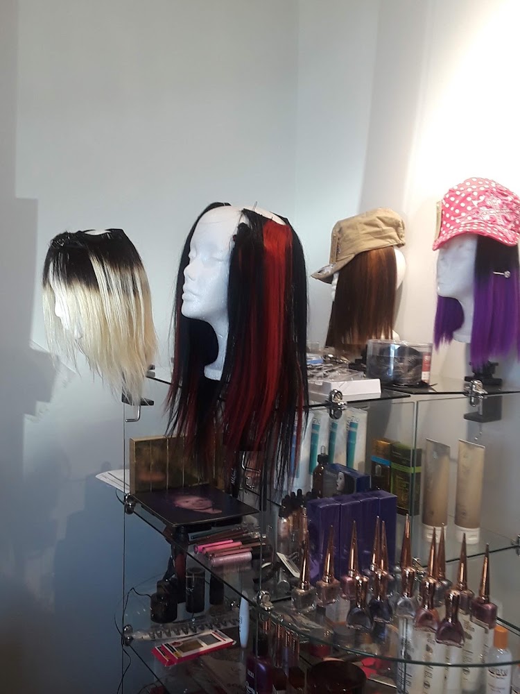 Uma + Chris Henley Hair salon / ON THE BORDER view 2